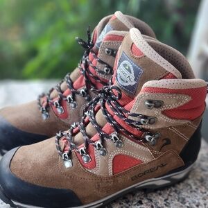 Boreal hiking boots mens size 7, women's size 8.5